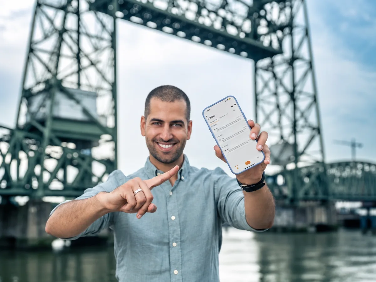 Anass Bounhilat toont een smartphone bij De Hef in Rotterdam