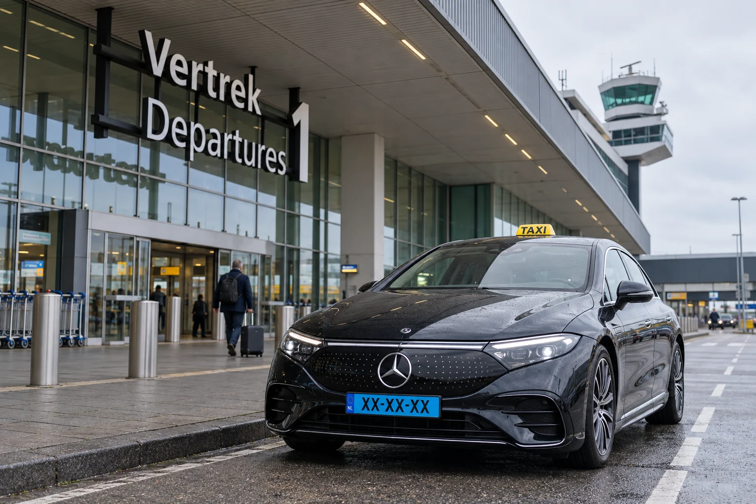 Tesla-taxi bij vertrekhal 3 van Schiphol