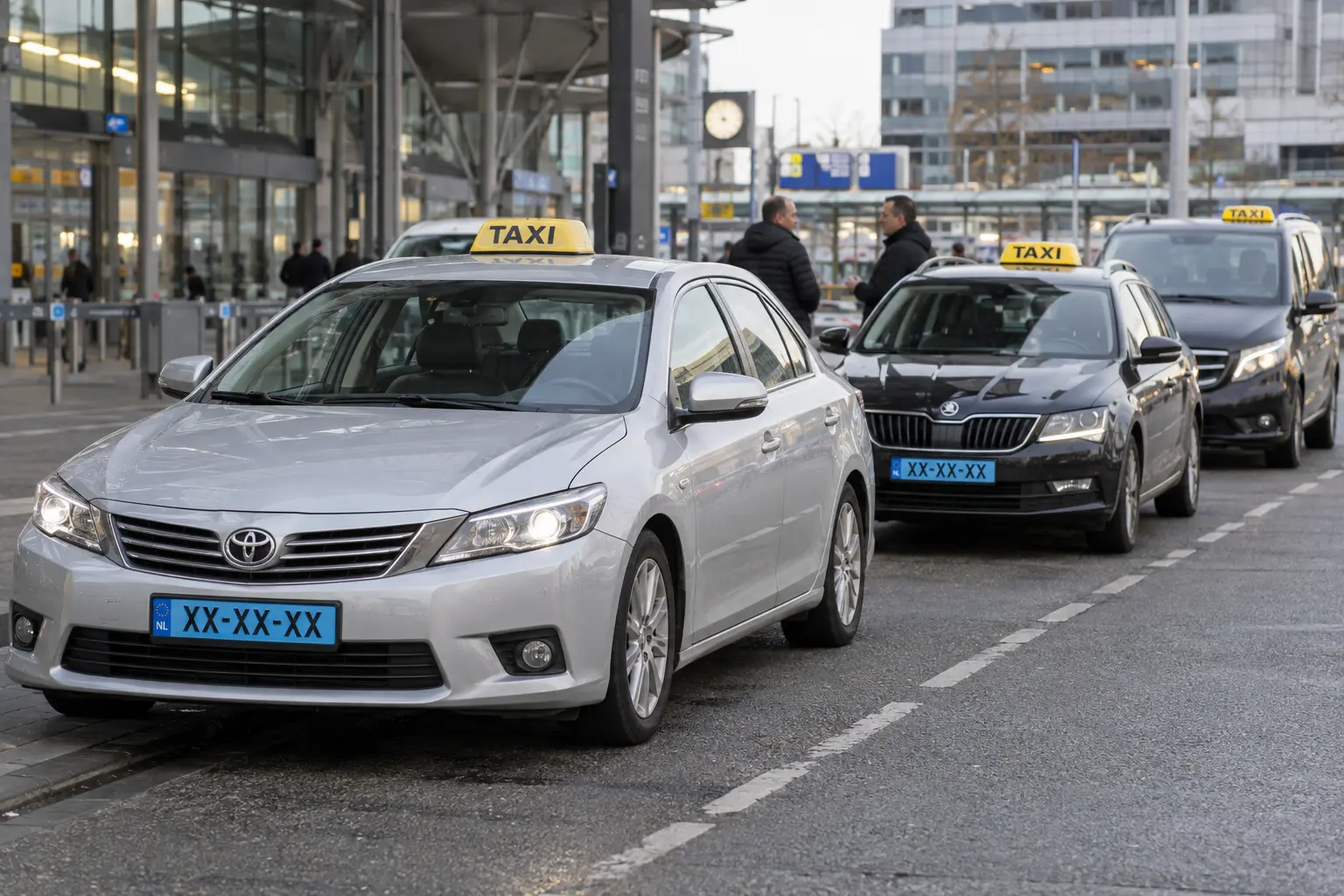 Rij taxi’s bij een taxistandplaats in een Nederlandse stad