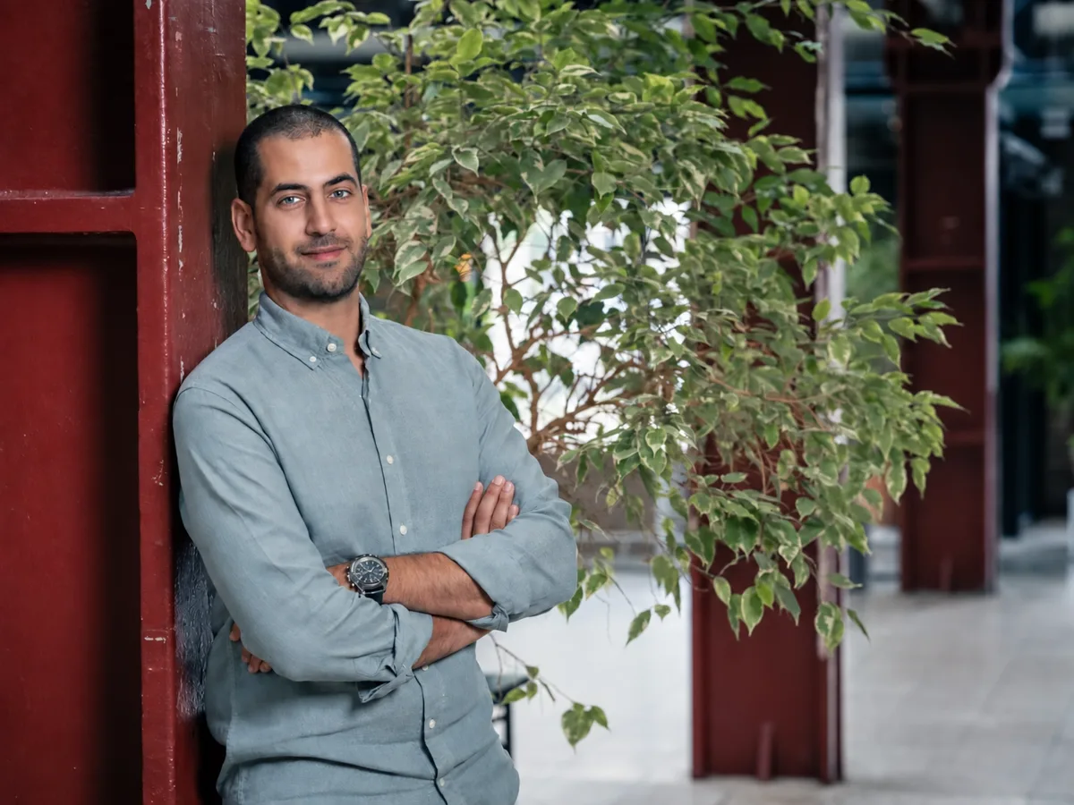 Registeraccountant Anass Bounhilat bij een gevel met planten in Rotterdam
