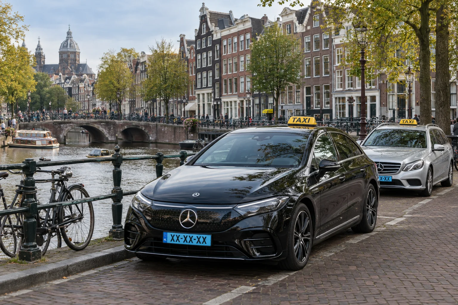 Taxi aan de Amsterdamse grachten voor taxi boekhouder Amsterdam