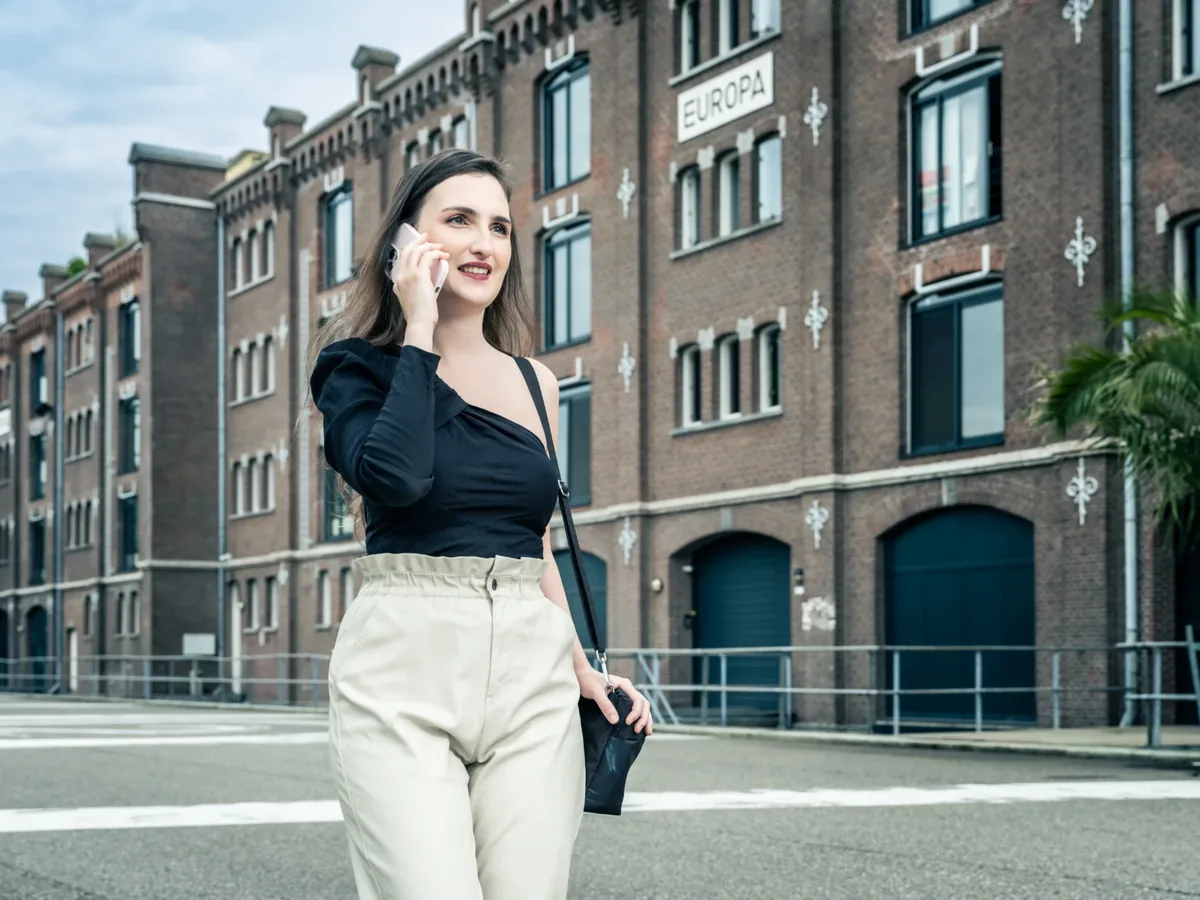 Boekhouder bespreekt telefonisch een achterstallige taxi-administratie