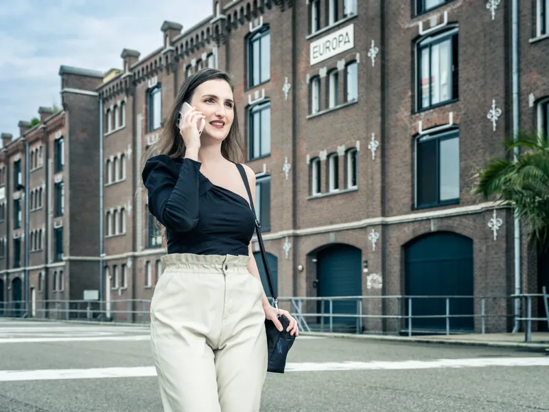 Boekhouder in gesprek met een klant vanuit het kantoor in Rotterdam