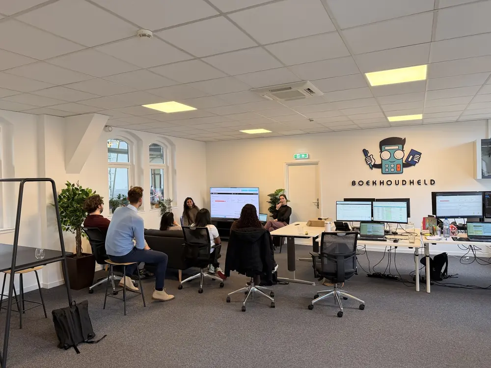 Collega’s van Boekhoudheld aan het werk op kantoor in Rotterdam