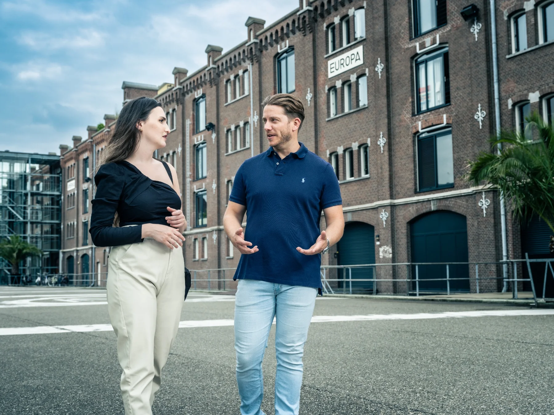 Twee ondernemers in gesprek over hun samenwerking